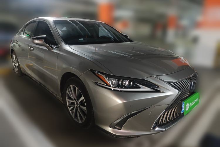 Used Lexus ES 2020 300h Premier Edition Front Right 45 Deg
