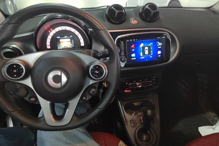 Used smart fortwo 2018 1.0L 52kW Hardtop Passion Edition China V Standard Center Console