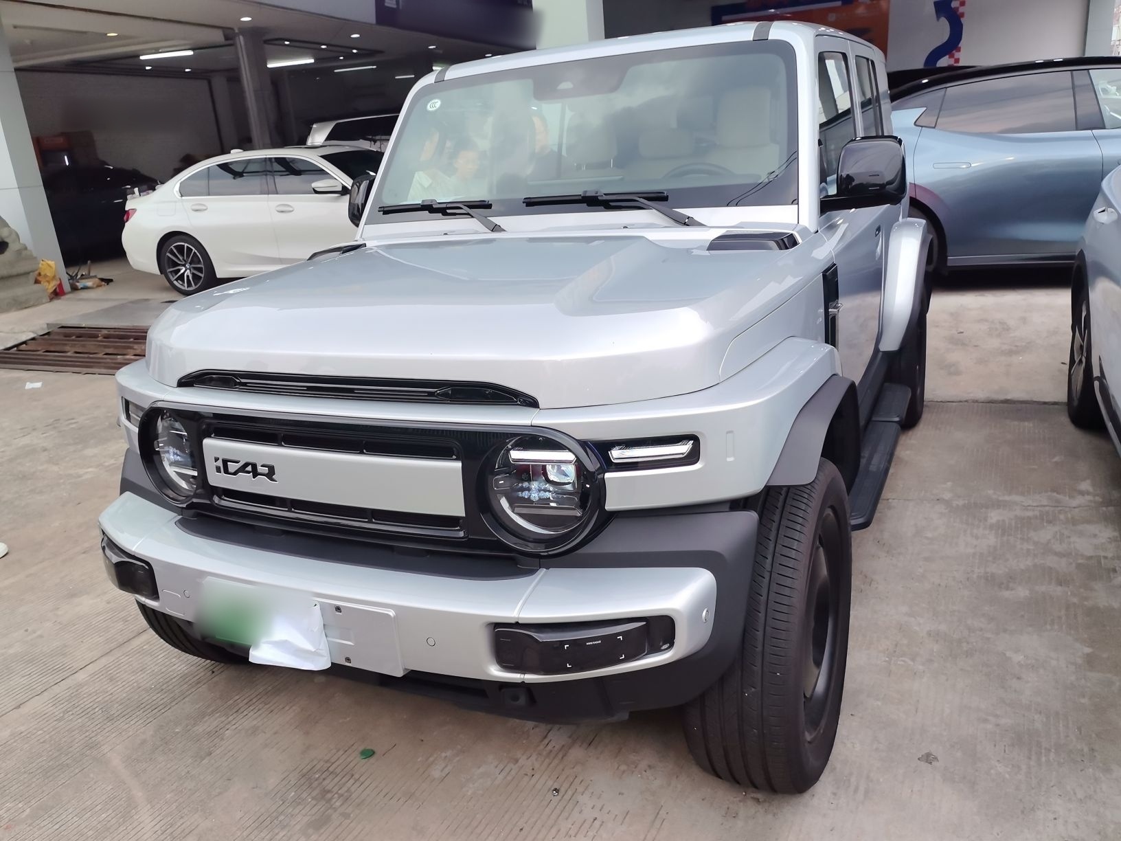 تحت مقدمة السيارة