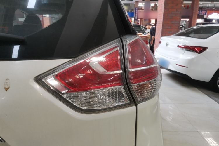 Used Nissan X-Trail 2014 2.5L CVT Leading Edition 4WD
