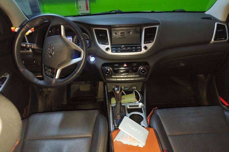 Used Hyundai Tucson 2015 1.6T Dual-Clutch Two-Wheel-Drive Smart Model Center Console