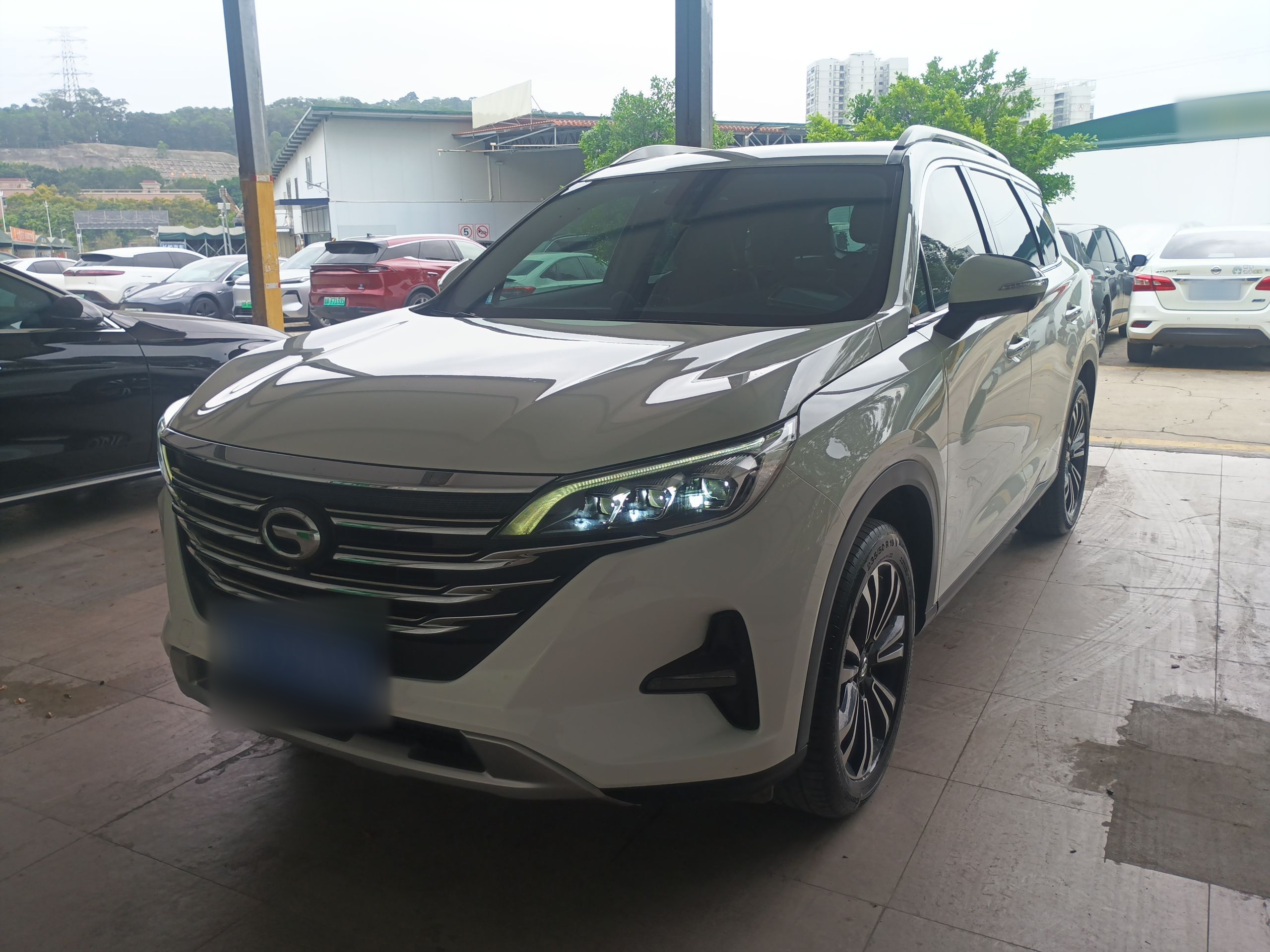 Под передней частью автомобиля