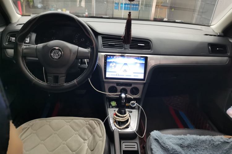 Used Volkswagen Lavida 2015 1.6L Automatic Fashion Edition Center Console