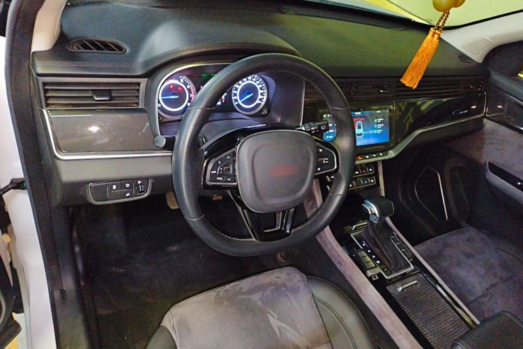 Used Sinotruk VGV U70 2020 1.5T Automatic Smart Luxury 7-Seater Center Console