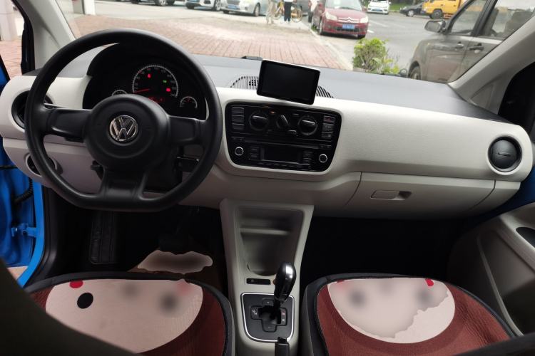Used Volkswagen up! 2015 1.0L move up! Center Console
