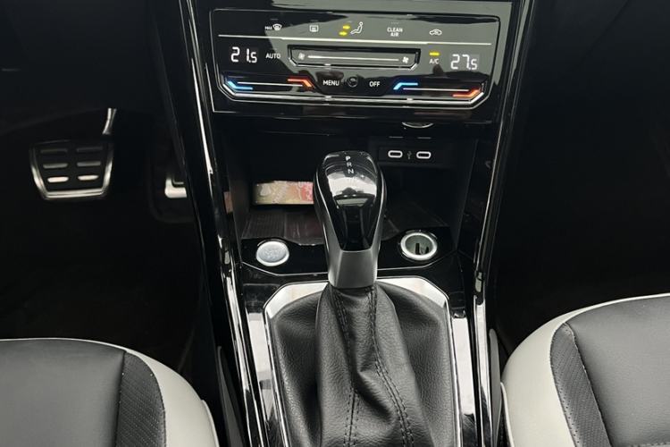 Used Volkswagen T-ROC 2023 300TSI DSG Two-Wheel-Drive Chen Guang Edition
