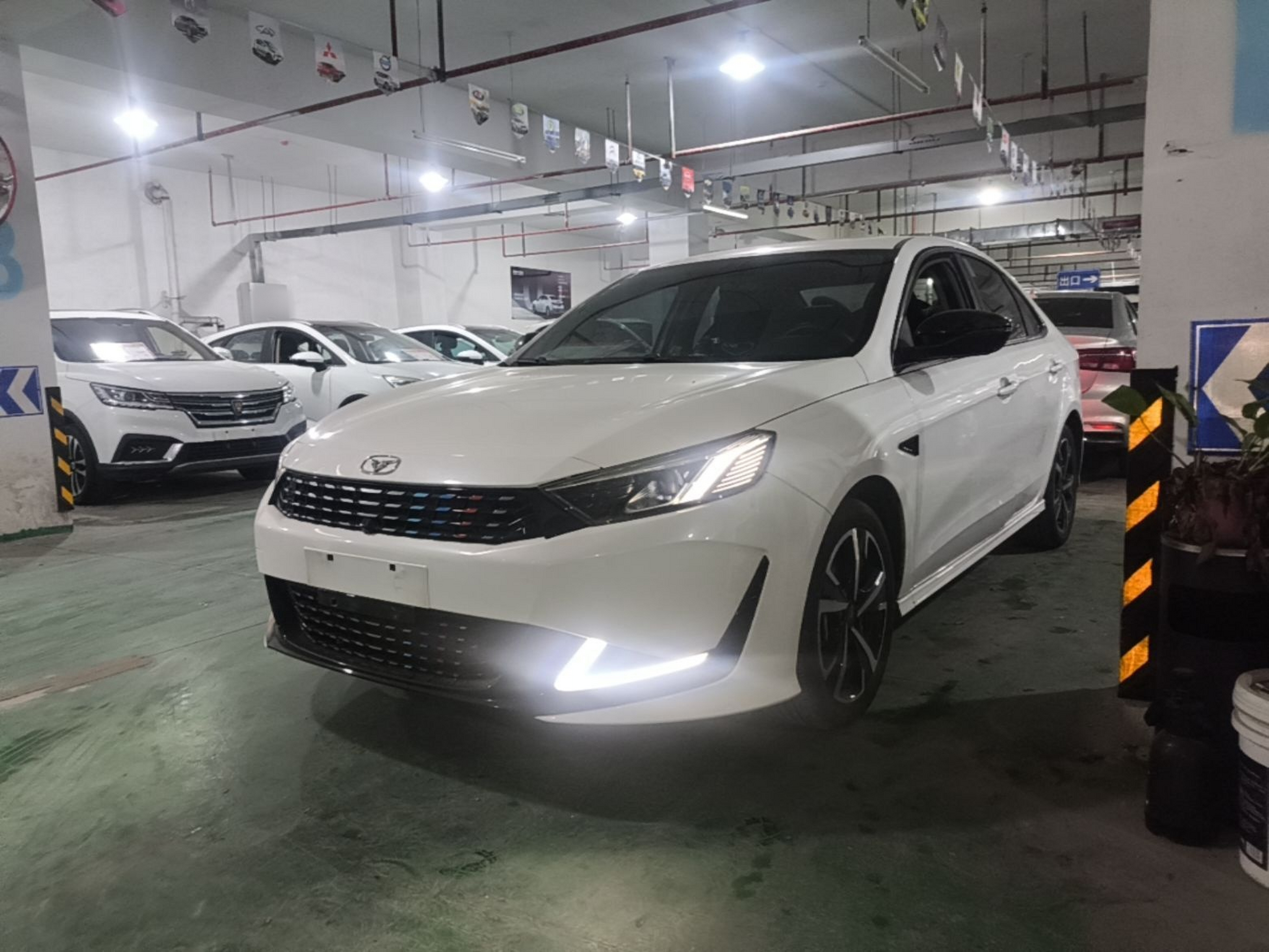 Под передней частью автомобиля