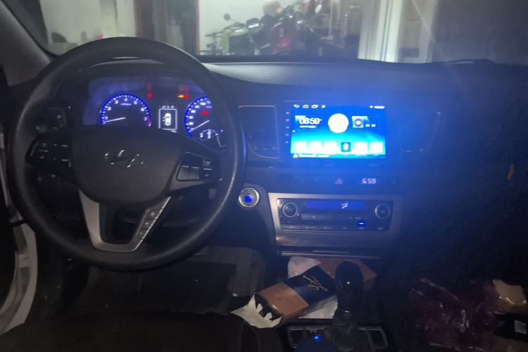 Used Hyundai Mistra 2014 1.8L Automatic Smart GLS Center Console