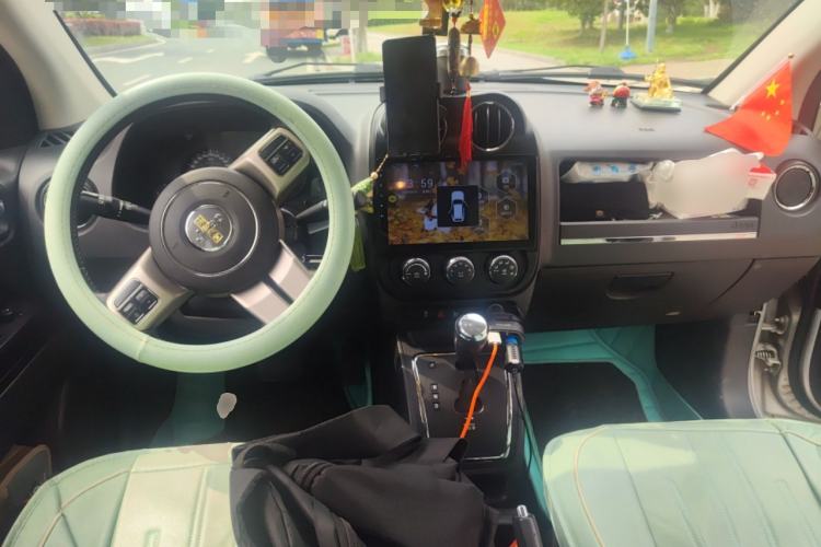 Used Jeep Compass 2011 2.4L four-wheel-drive sport version Center Console