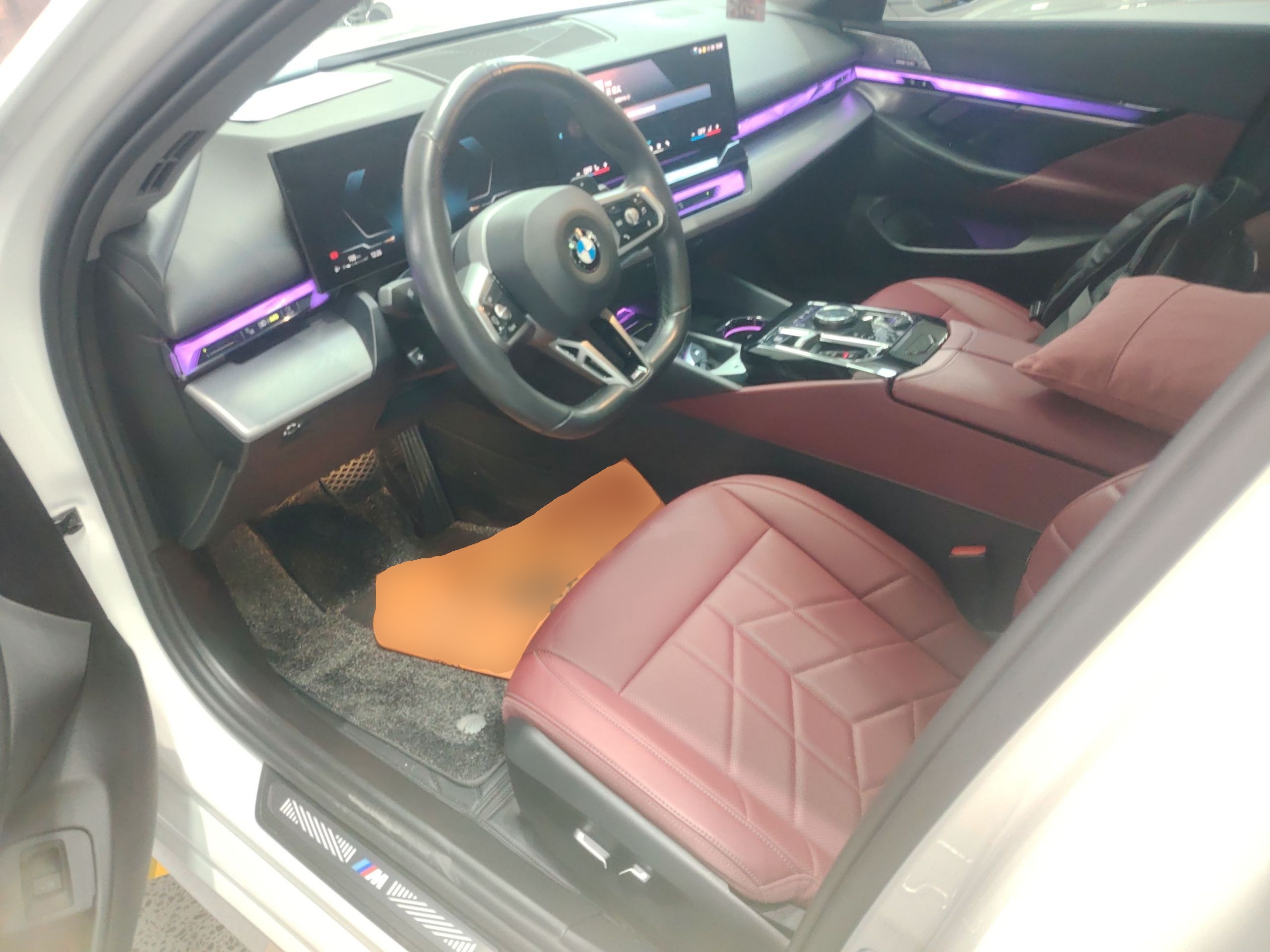 المقاعد الأمامية داخل السيارة