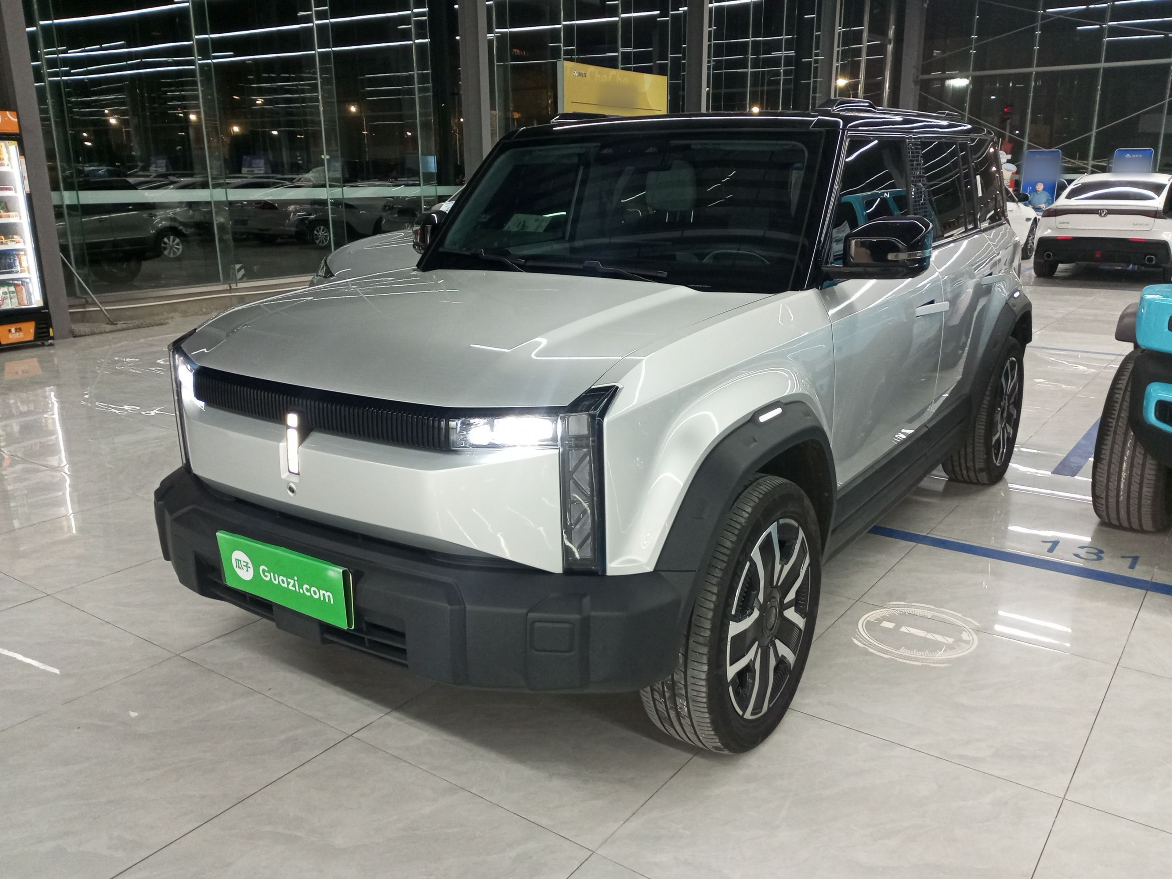 تحت مقدمة السيارة