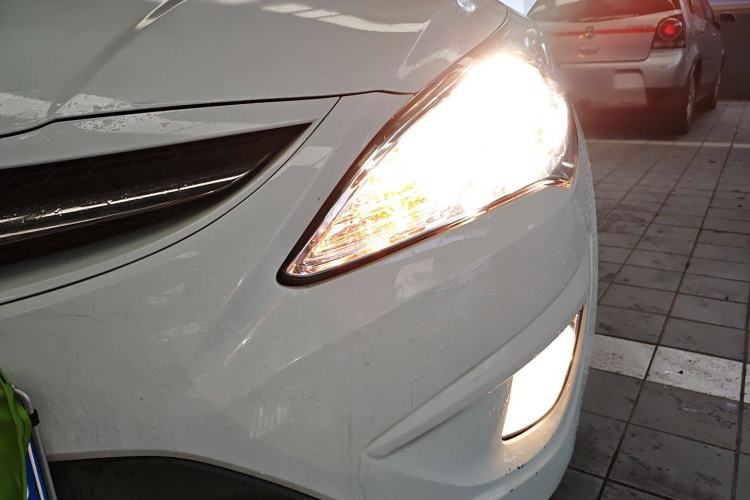 Used Hyundai Verna (older generation) 2011 Hatchback 1.4L Manual Comfort Model GS
