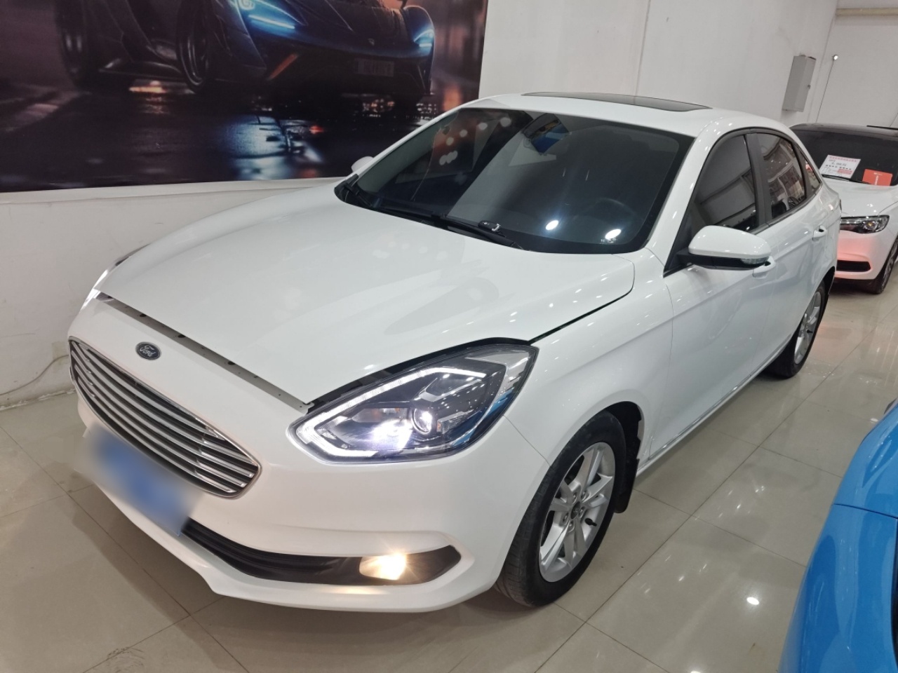 تحت مقدمة السيارة