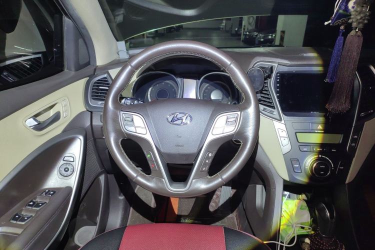 Used Hyundai Santa Fe 2013 2.0T Automatic All-Wheel Drive Prestige Version Steering Wheel