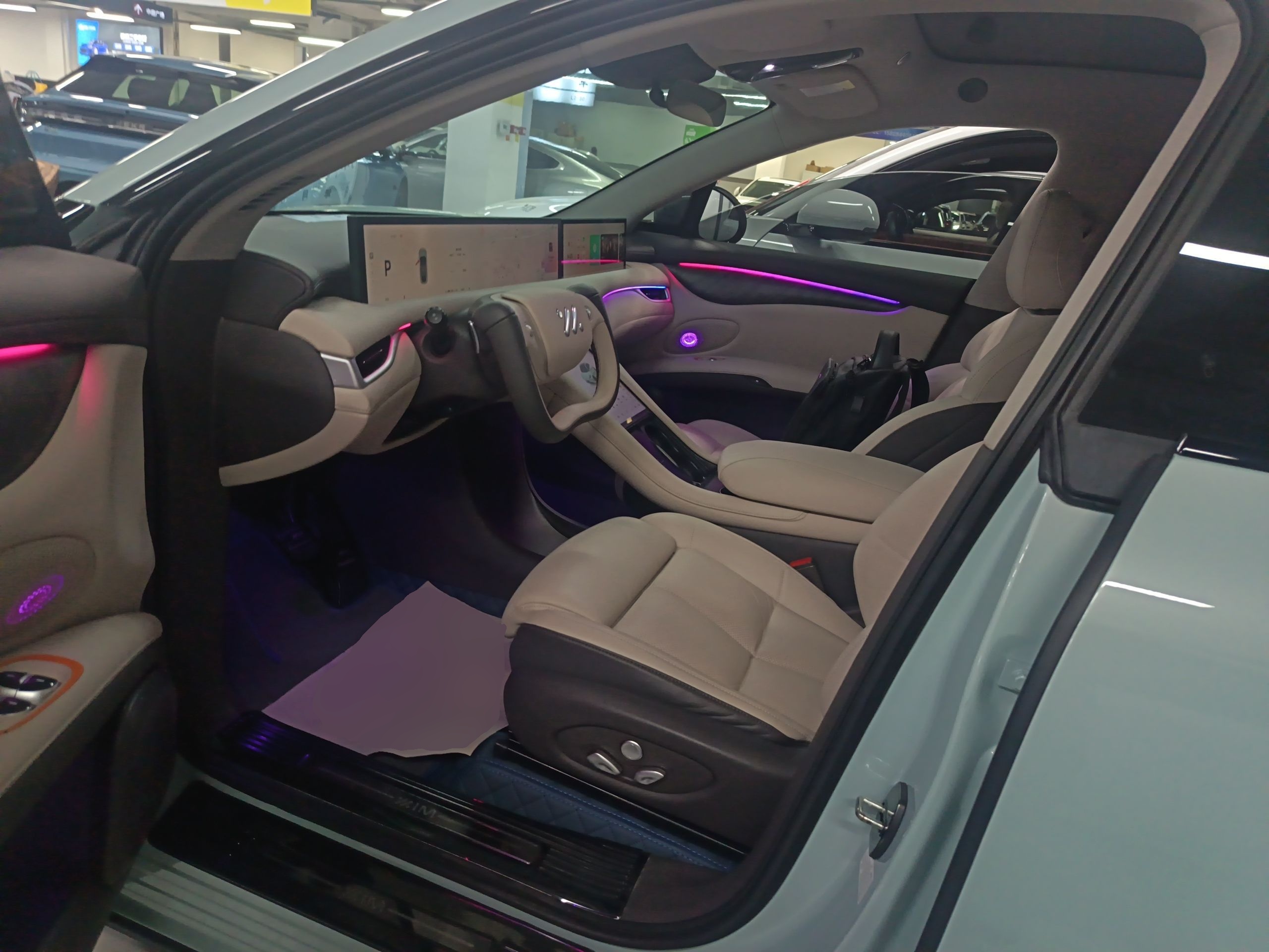 المقاعد الأمامية داخل السيارة