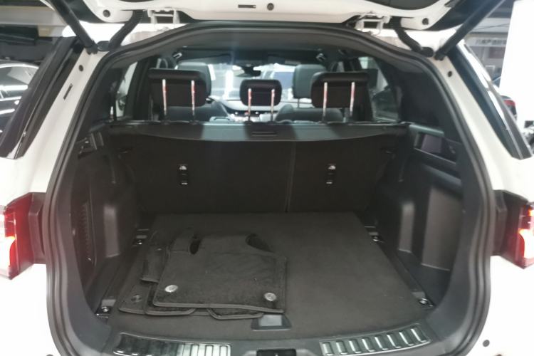 Used Land Rover Discovery Sport 2020 249 PS R-Dynamic Performance Edition Trunk