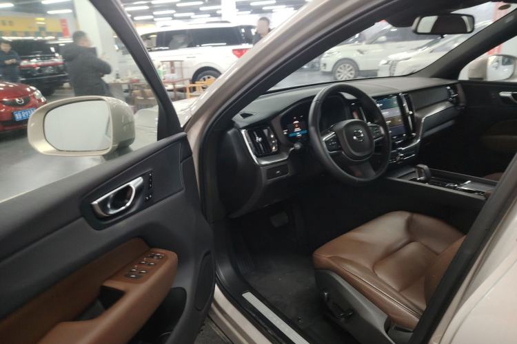 Used Volvo XC60 2025 B5 4x4 Smart Luxury Edition
