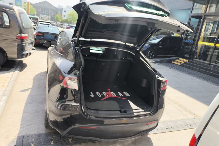 Used Tesla Model Y 2021 Long-Range All-Wheel-Drive Version Trunk