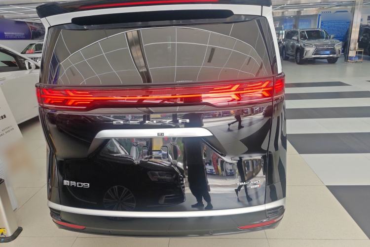 Used Denza D9 2025 DM-i Smart Drive 1020 Four-Wheel Drive Deluxe Model Rear