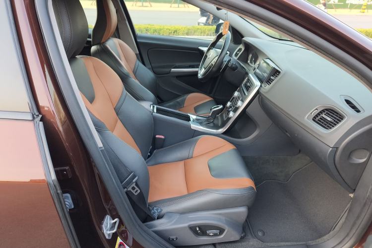 Used Volvo V60 2016 Cross Country T6 AWD
