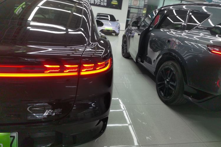 Used VOYAH PASSION 2024 PHEV Four-Wheel Drive Ultra-Long Range Flagship Model Right Rear Taillight