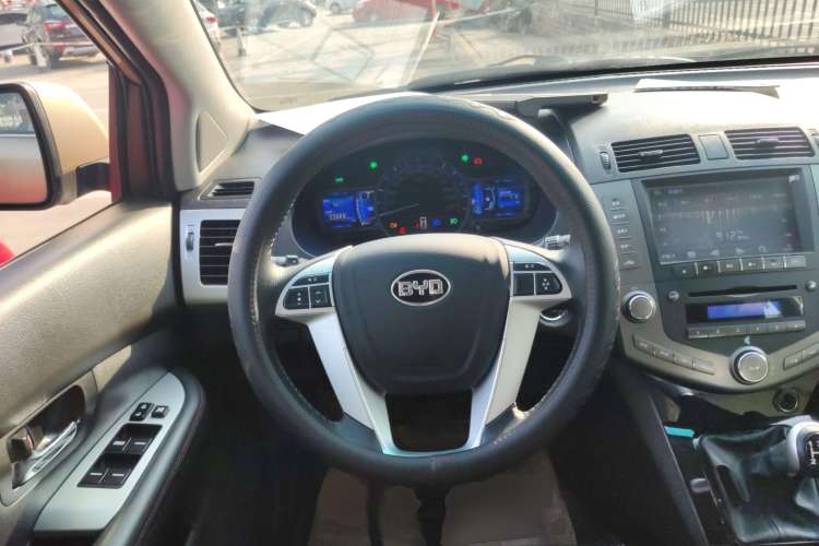 Used BYD S6 2014 2.0L Manual Luxury 5-Seater
