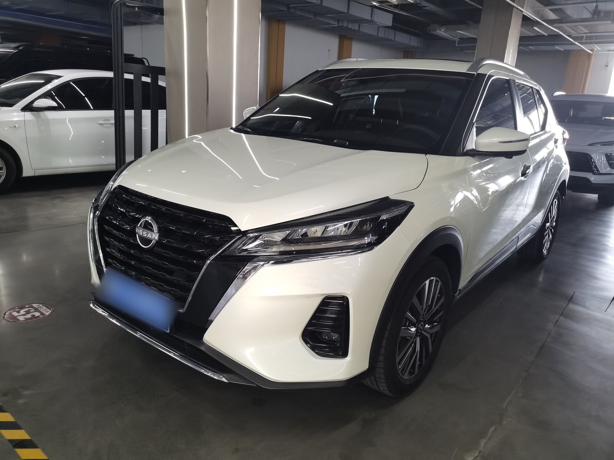 تحت مقدمة السيارة