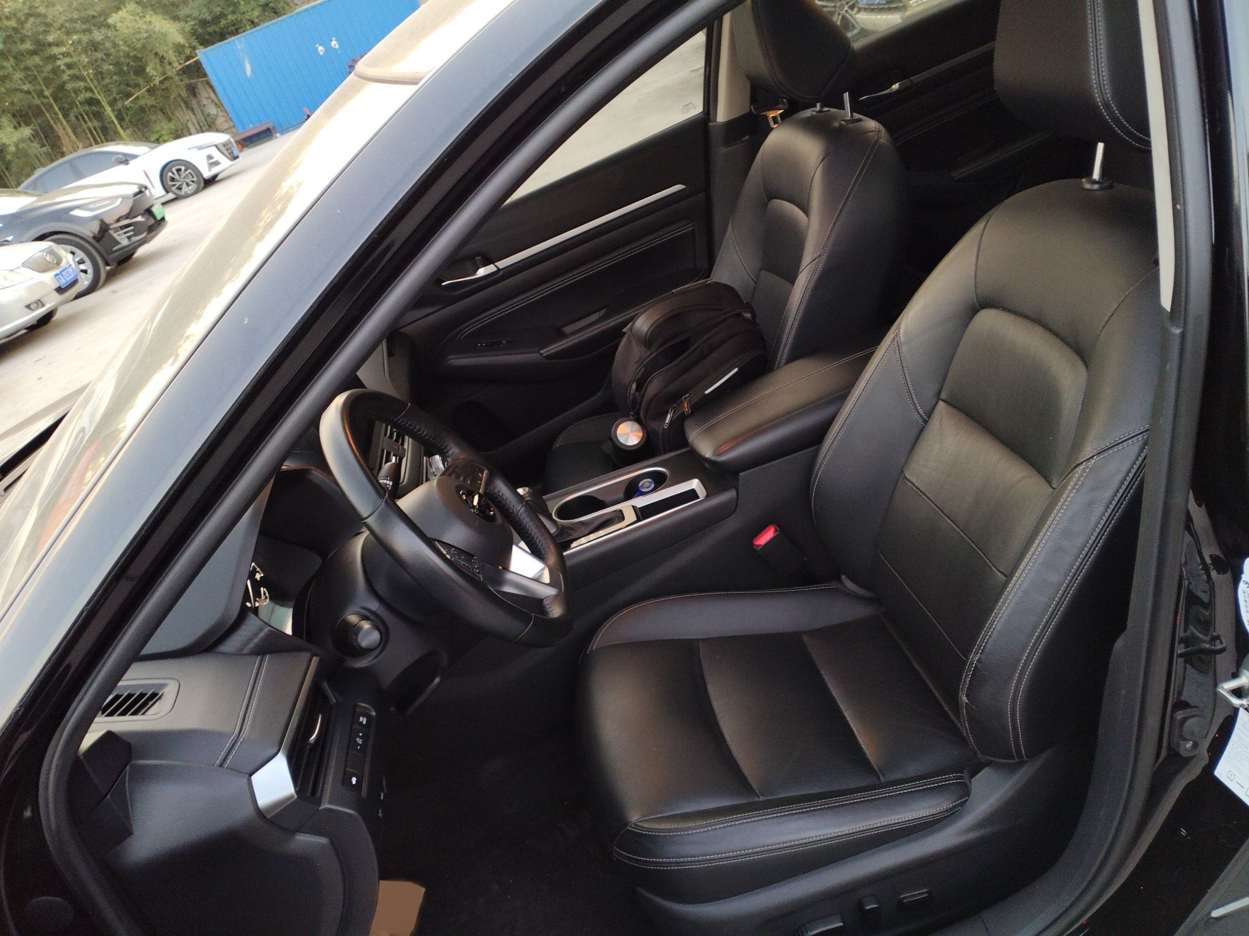 Переднее сиденье в автомобиле