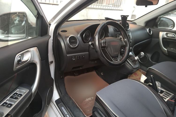 Used Haval H6 2015 Upgraded Model 1.5T Manual Two-Wheel Drive Elite Version Interior 3