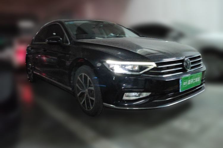 Used Volkswagen Magotan 2020 330TSI DSG Leading Model Front Right 45 Deg