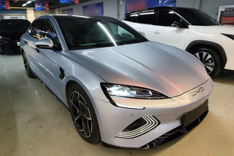 Used BYD Seal 2022 700 km Long-Range Rear-Wheel-Drive Version Front Right 45 Deg