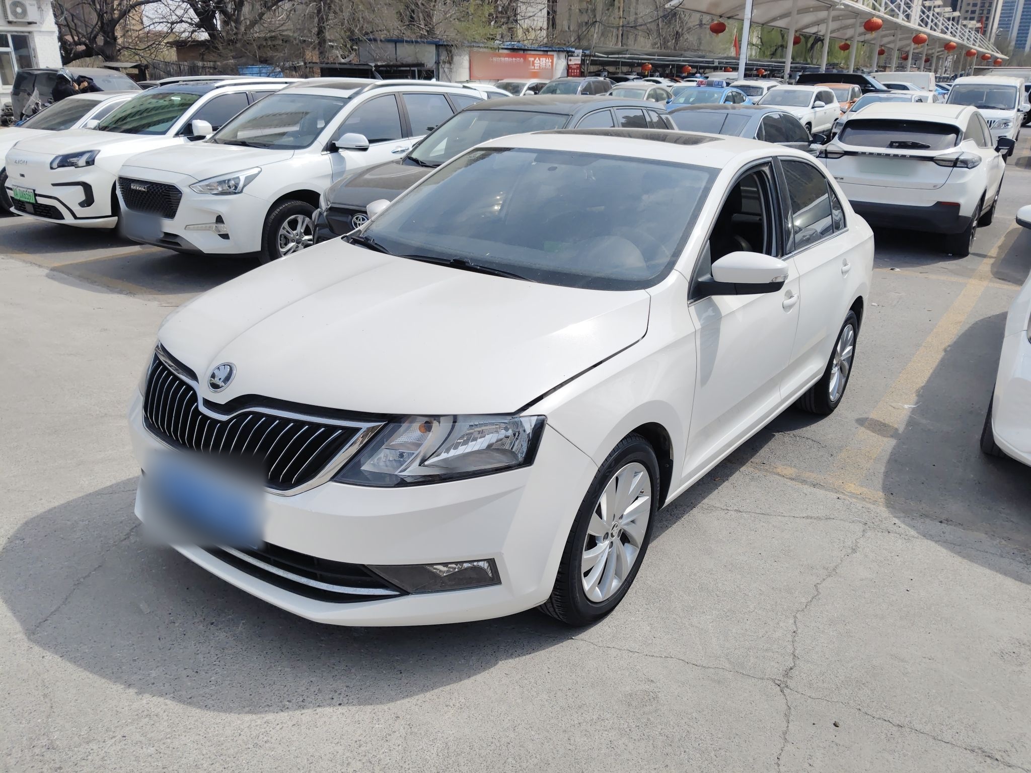 تحت مقدمة السيارة