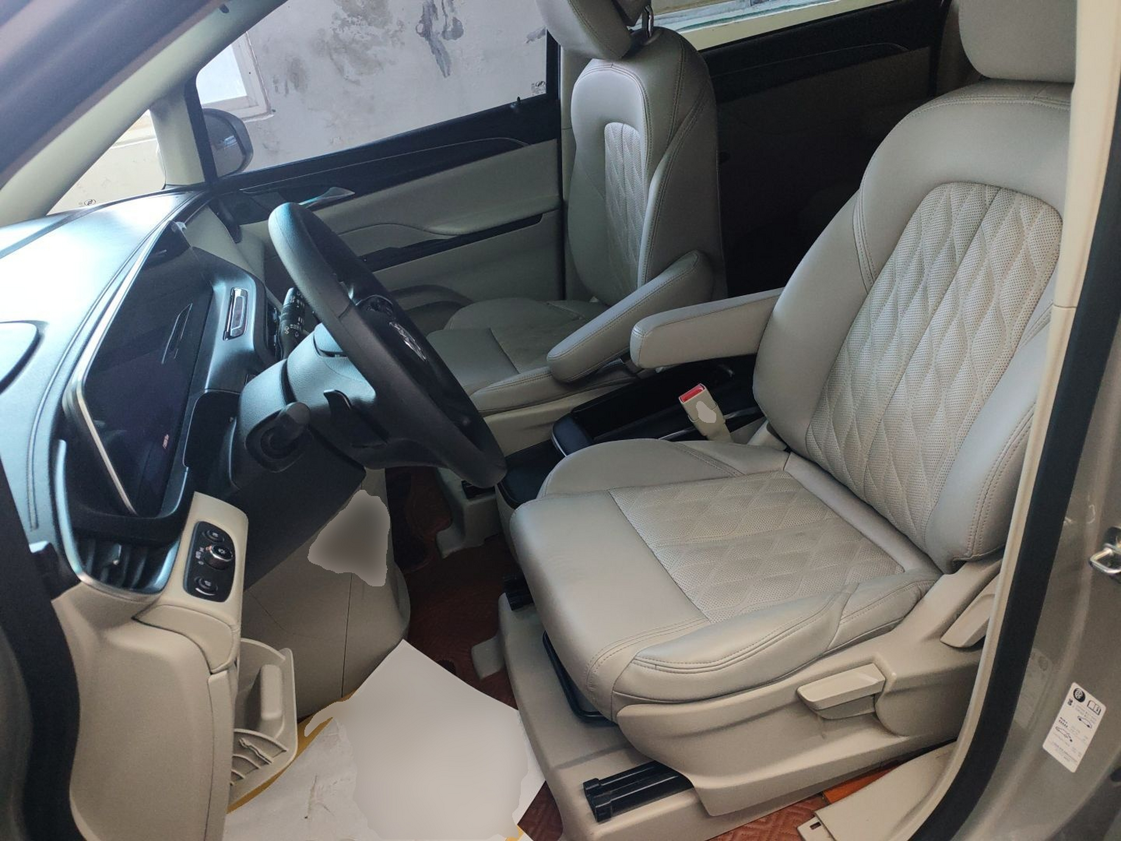 المقاعد الأمامية داخل السيارة