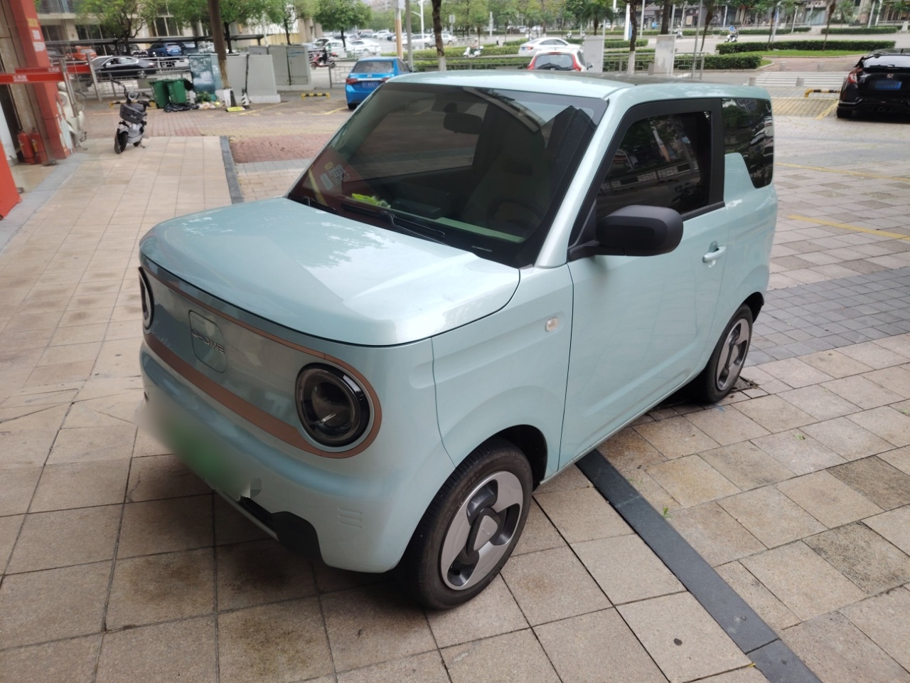 Под передней частью автомобиля