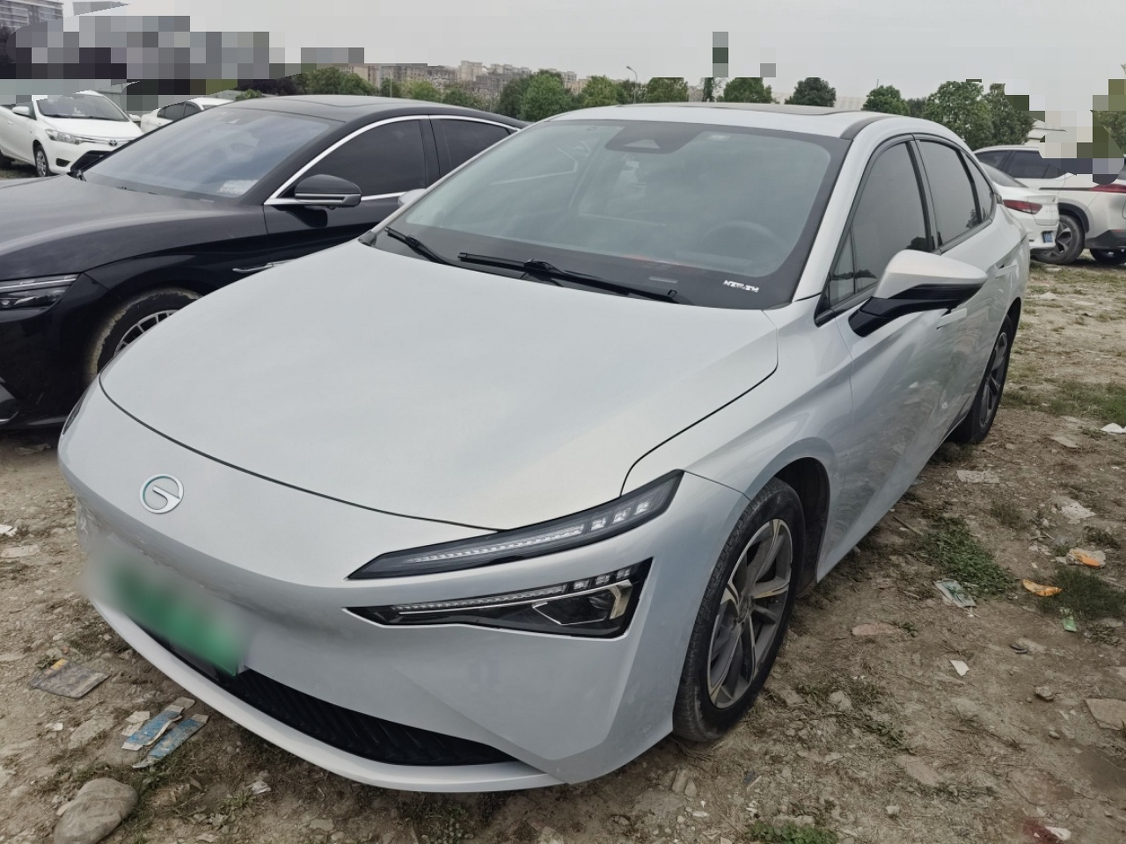 Под передней частью автомобиля