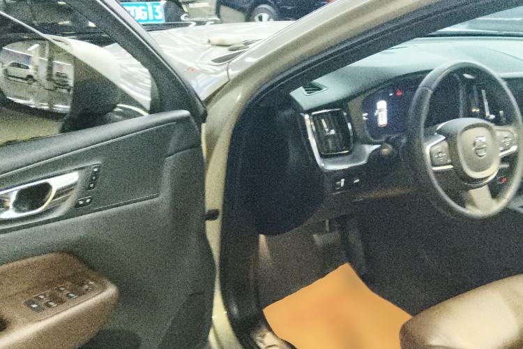 Used Volvo XC60 2022 B5 4x4 Zhiyi Luxury Edition
