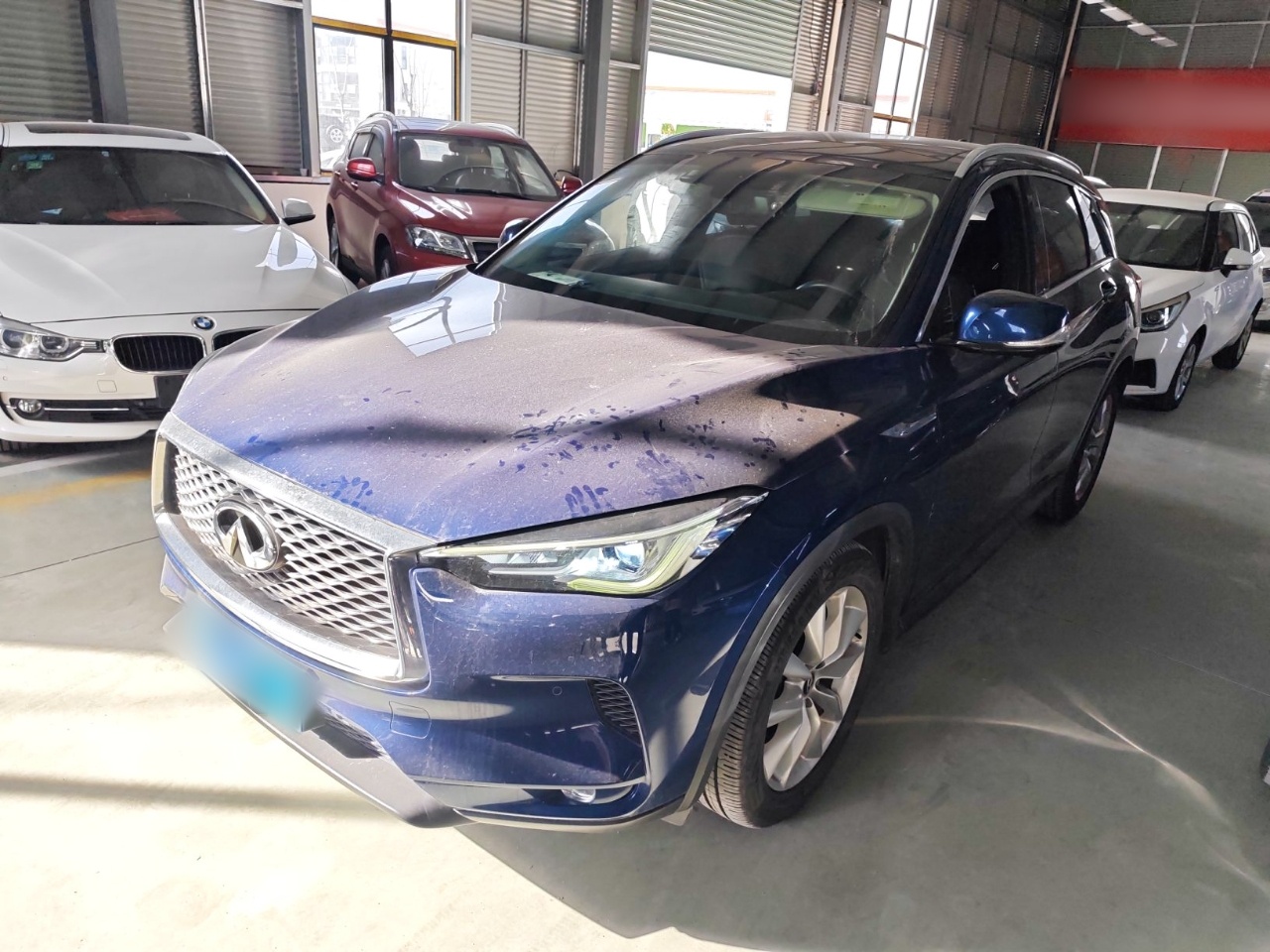 Под передней частью автомобиля