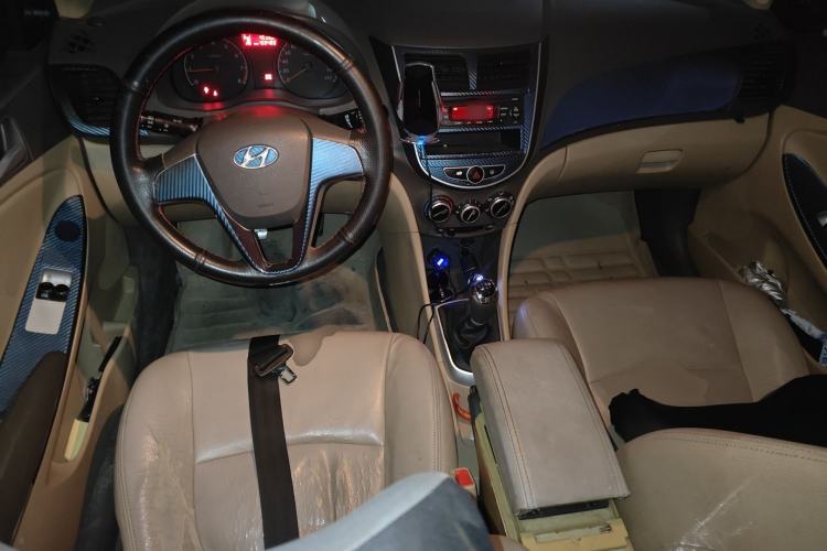 Used Hyundai Verna (older generation) 2010 Sedan 1.4L Manual Standard GL Model Center Console