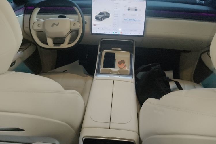 Used ONVO Luxeed L90 2025 Model—Ultra Six-Seater Version Center Console