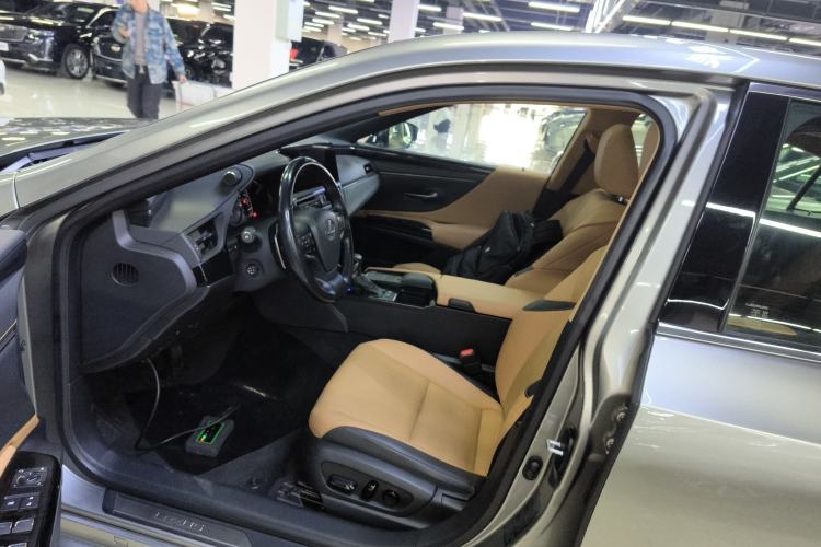 Used Lexus ES 2021 300h Deluxe Edition