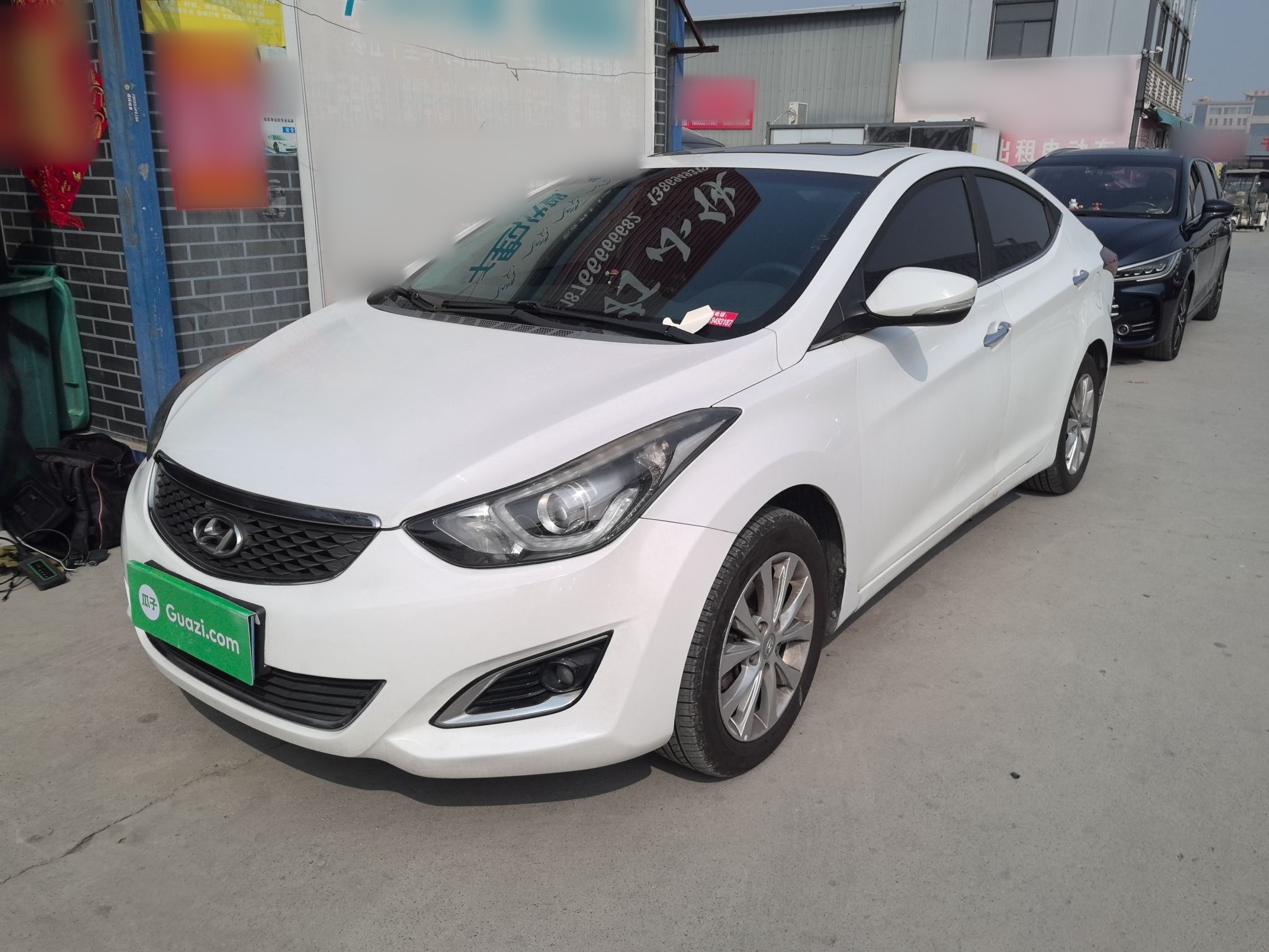 تحت مقدمة السيارة