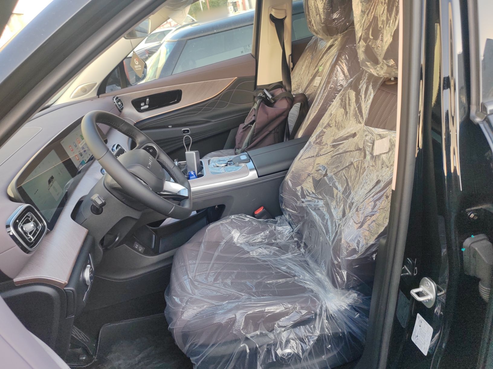 المقاعد الأمامية داخل السيارة