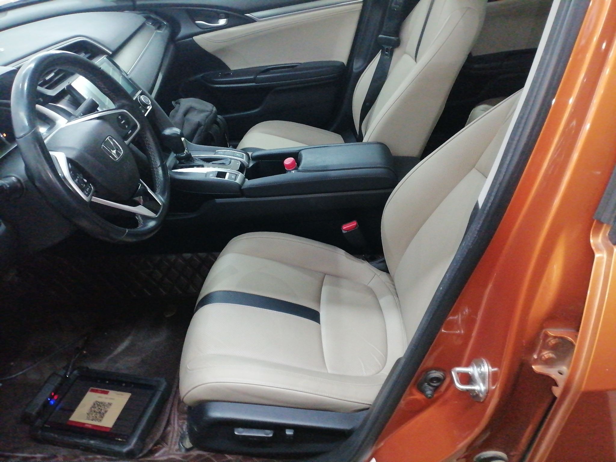 Переднее сиденье в автомобиле