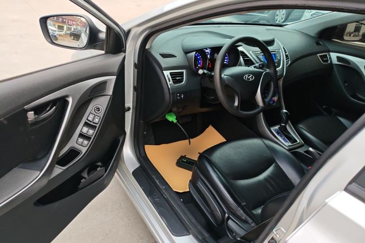 Used Hyundai Elantra (5th Generation / Langdong) 2015 1.6L Automatic Fashion Model Interior 3