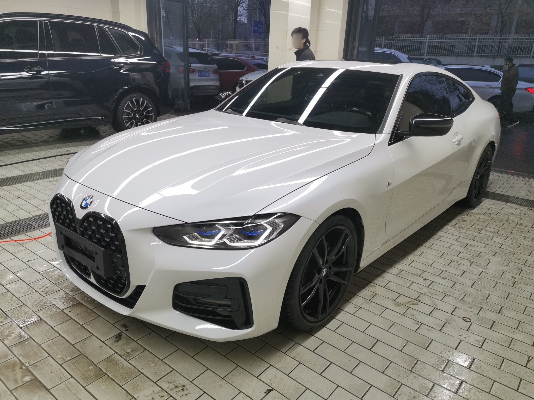 تحت مقدمة السيارة