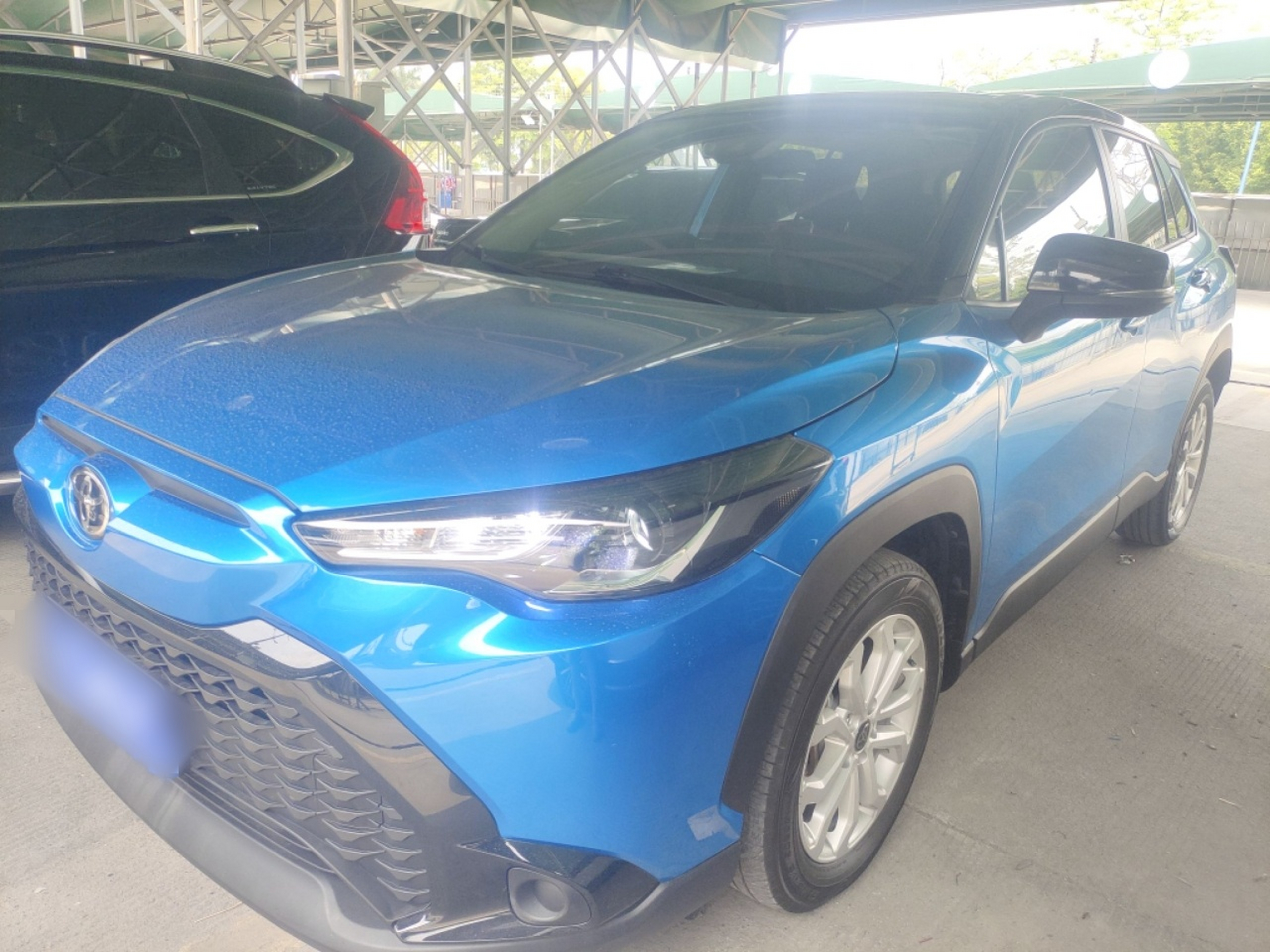 Под передней частью автомобиля