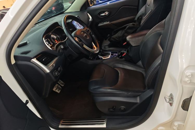 Used Jeep Cherokee 2016 2.4L Leading Edition
