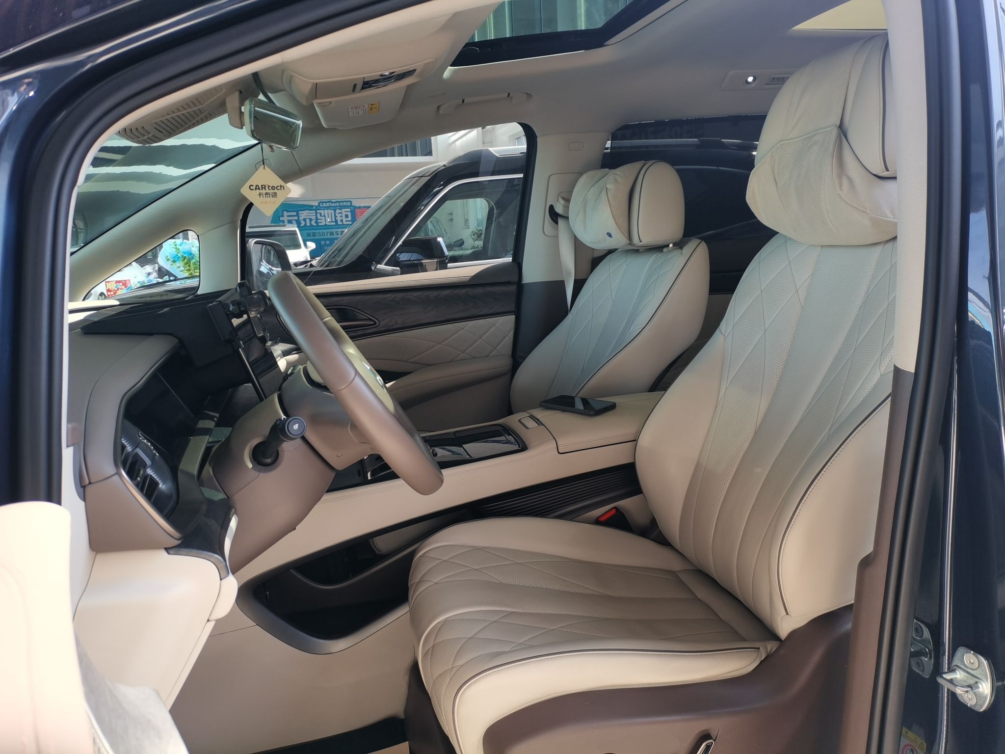 المقاعد الأمامية داخل السيارة