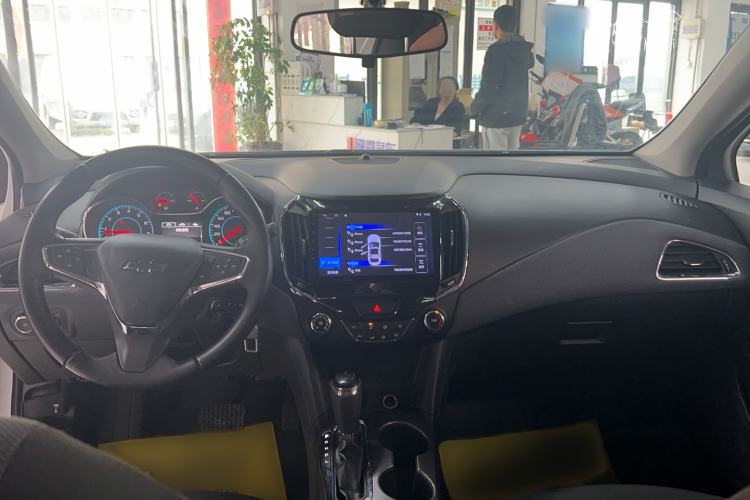 Used Chevrolet Cruze 2018 Redline 320 Automatic Pioneer Edition Interior 3