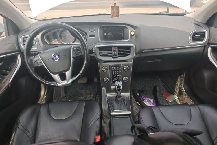 Used Volvo V40 2015 1.6T Zhiyi Edition
